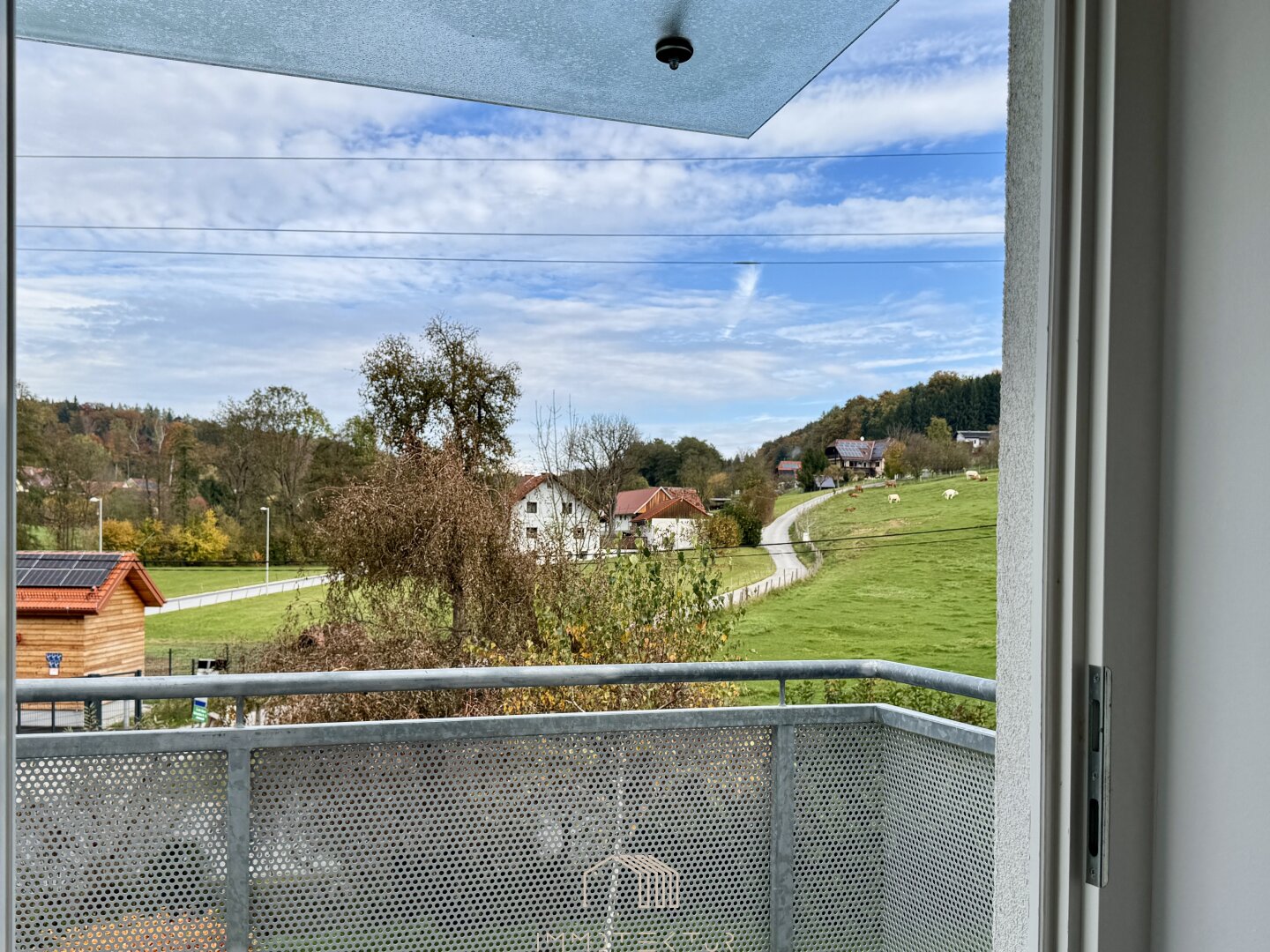 NATURVERBUNDEN: Sonnige 4-Zimmer-Wohnung mit 4 Balkonen und Parkplatz