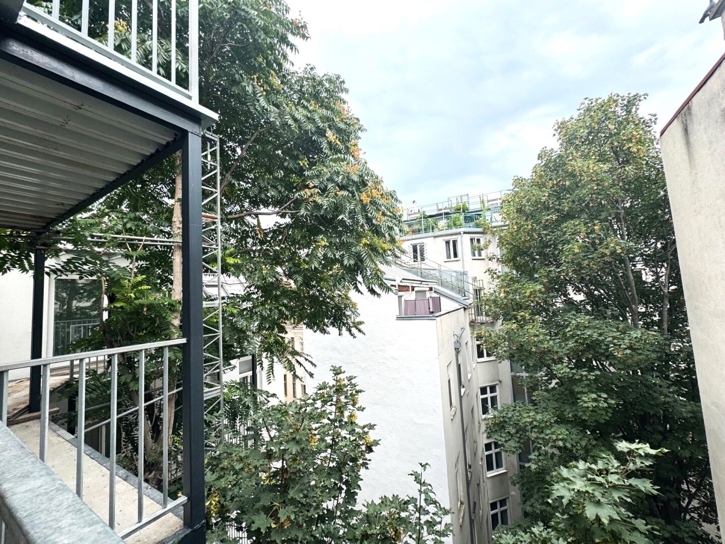 Gürtel neu interpretiert – Wohnprojekt der Extraklasse: hochwertig sanierter Altbau trifft moderne Ausstattung & großzügigen Innenhof-Balkon