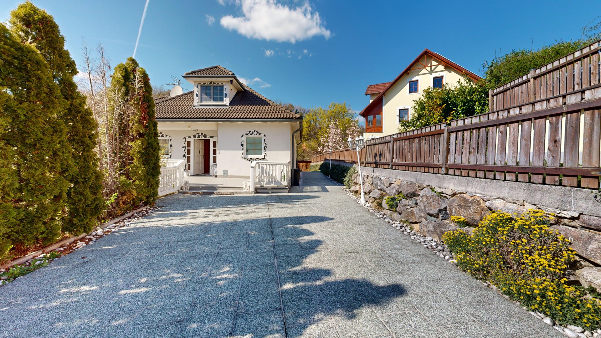 Exklusive Villa in sonniger Südlage mit Außenpool, Wellnessbereich und vielseitigem Wohnkeller nahe Waldrand