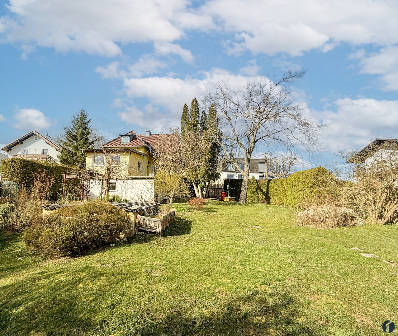 Charmantes Haus mit tollem Grundstück in Grün-Ruhelage