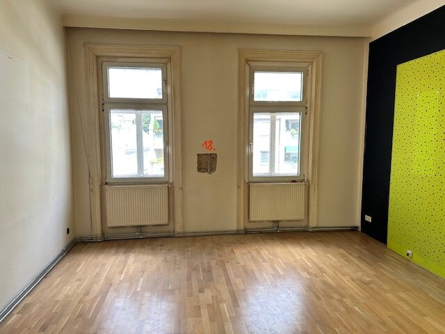 Altbau in zentraler Lage - unweit vom Schloss Schönbrunn - Renovierungspotenzial inklusive!