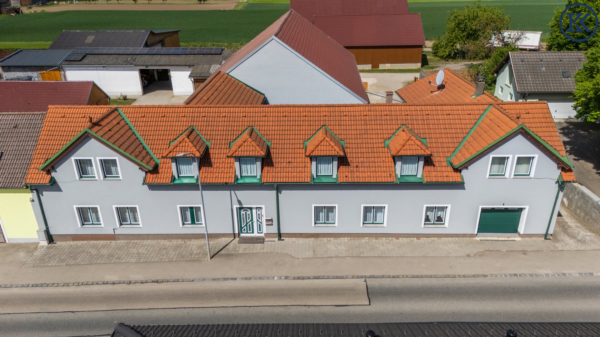 Großzügiges Einfamilien- oder Zweifamilienhaus, das Raum, Ruhe und Wohnqualität vereint.