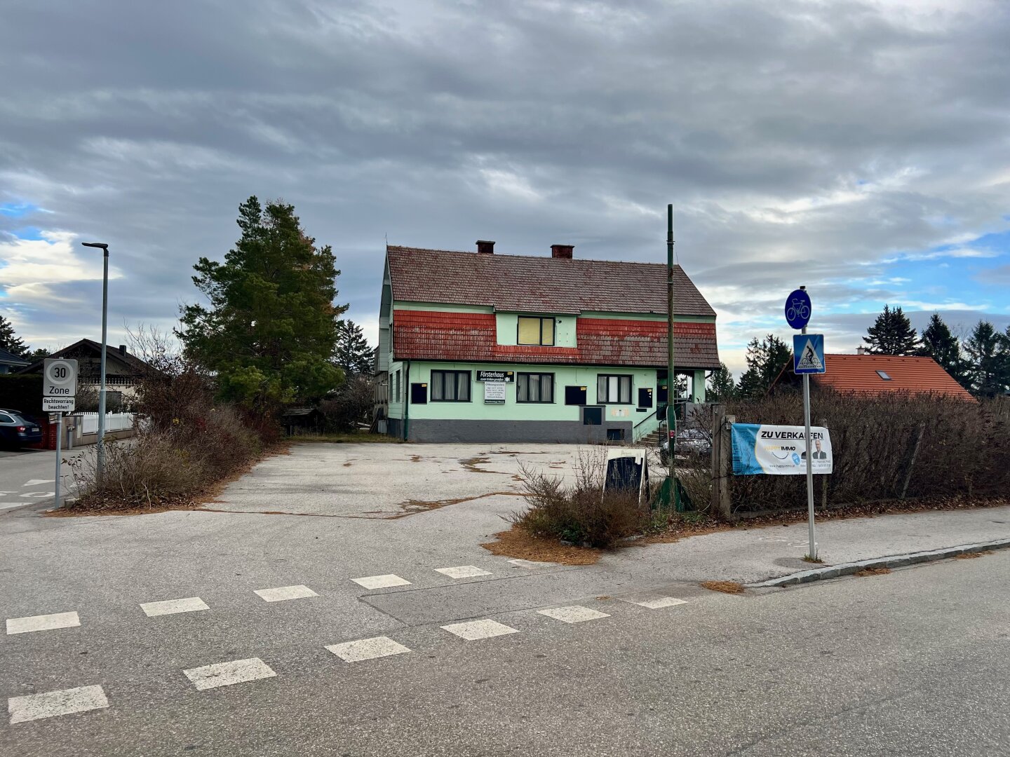 Großes Baugrundstück ! Aufteilung in 3 Parzellen möglich ! TOP-Preis !