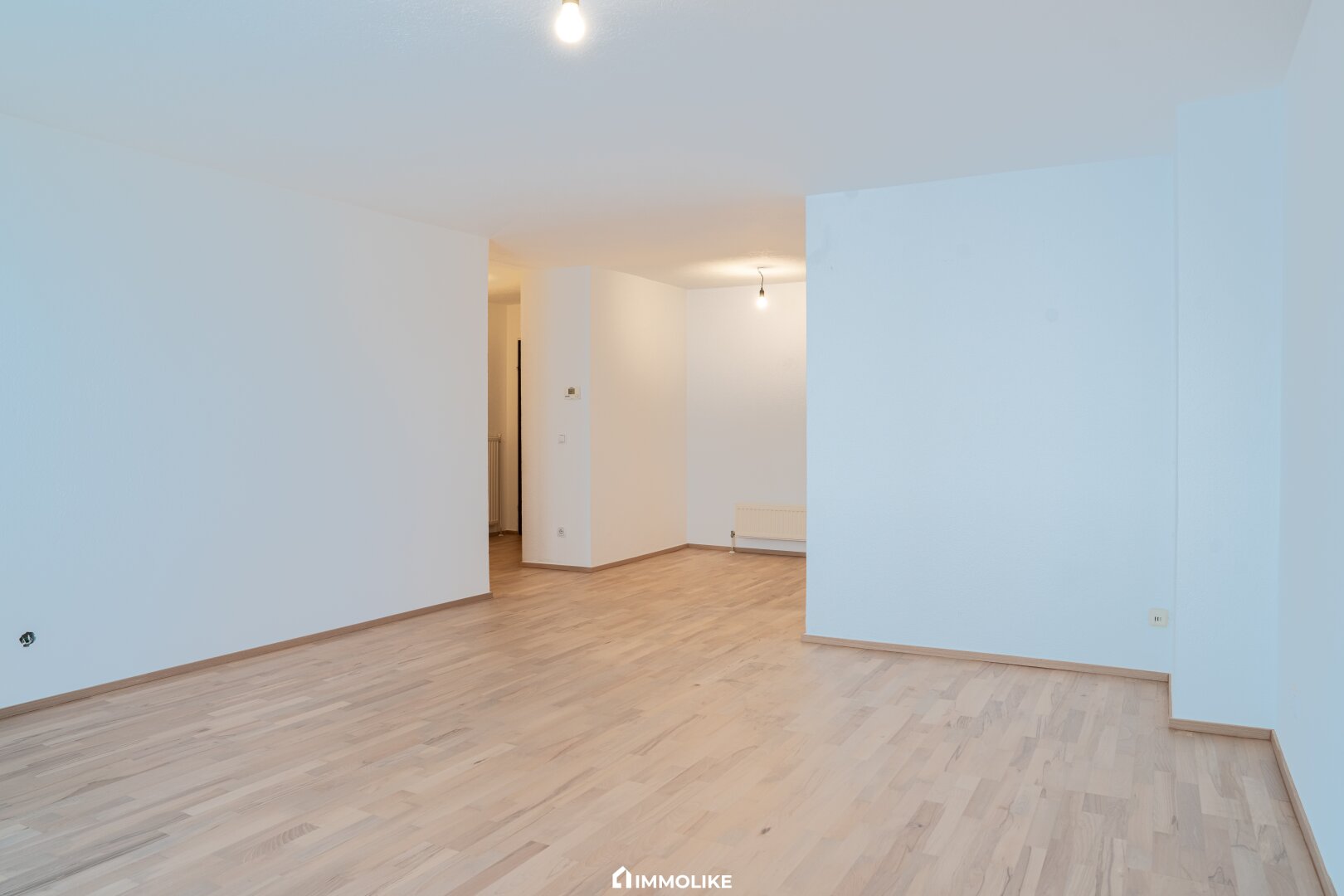 (reserviert) Renoviert & zentral – 2-Zimmer-Wohnung mit großer Loggia & Parkplatz