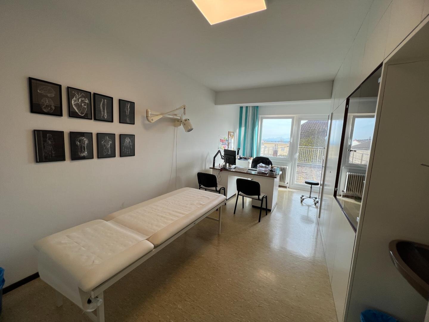 TOP INVESTMENT! Vermietete Ordination ca. 112 m² Fläche mit sonniger Terrasse, Loggia und Fernblick, 100% barrierefrei in 1A Lage Stadtplatz / Vöcklabruck