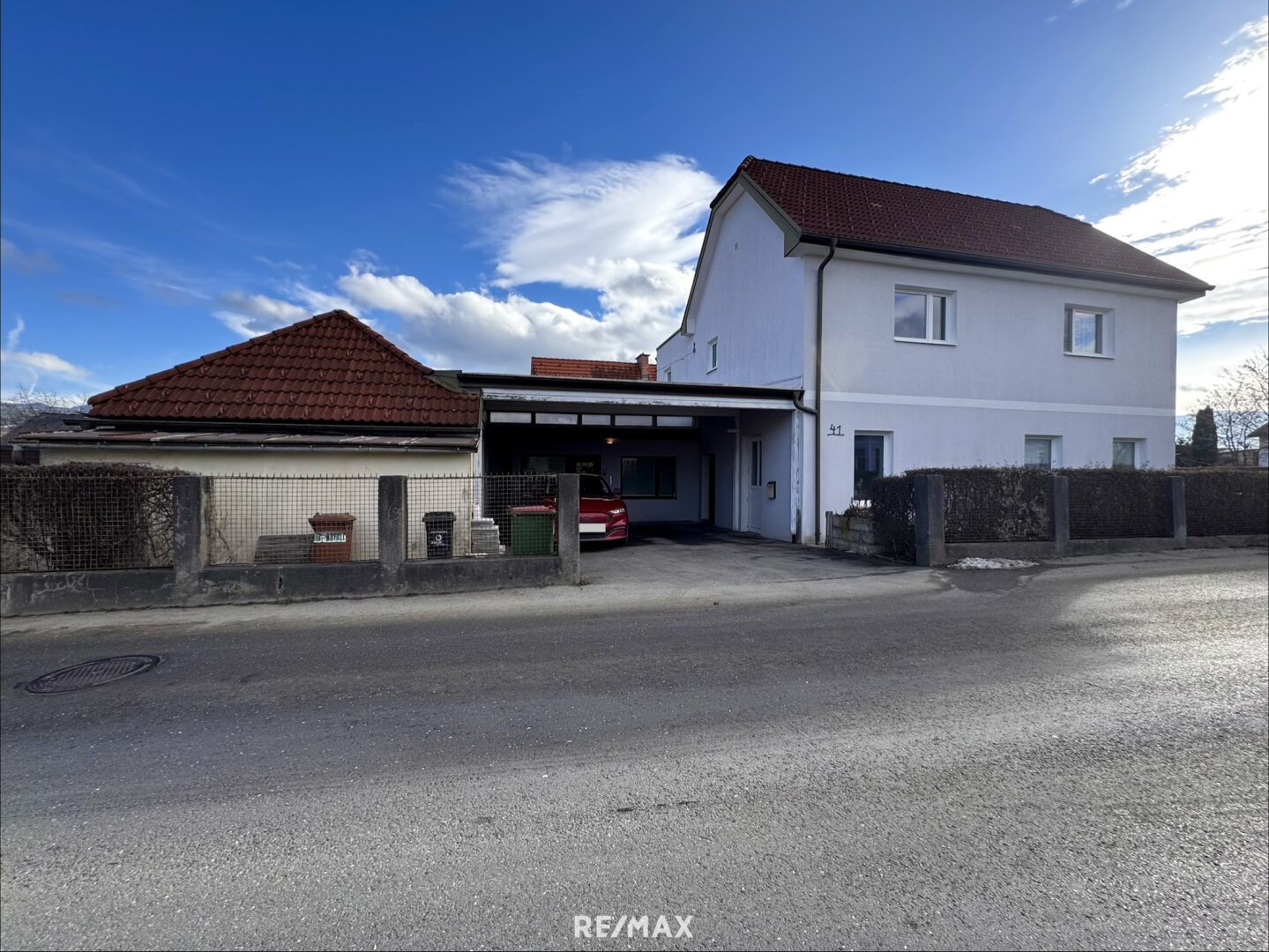 Ehemalige Tischlerei mit großer Werkstatt, Lager, Büros und Wohnung im Obergeschoss