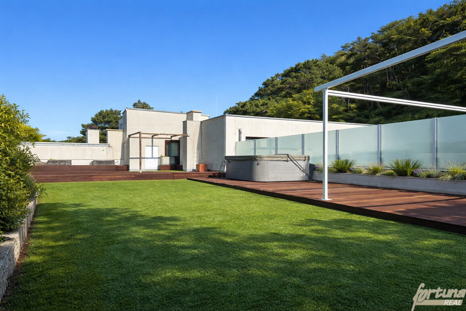 225m² Penthouse / Dachterrasse 180m²/ Privatsphäre/ Sauna/ Hallenbad/ Natur trotz Stadtanbindung!