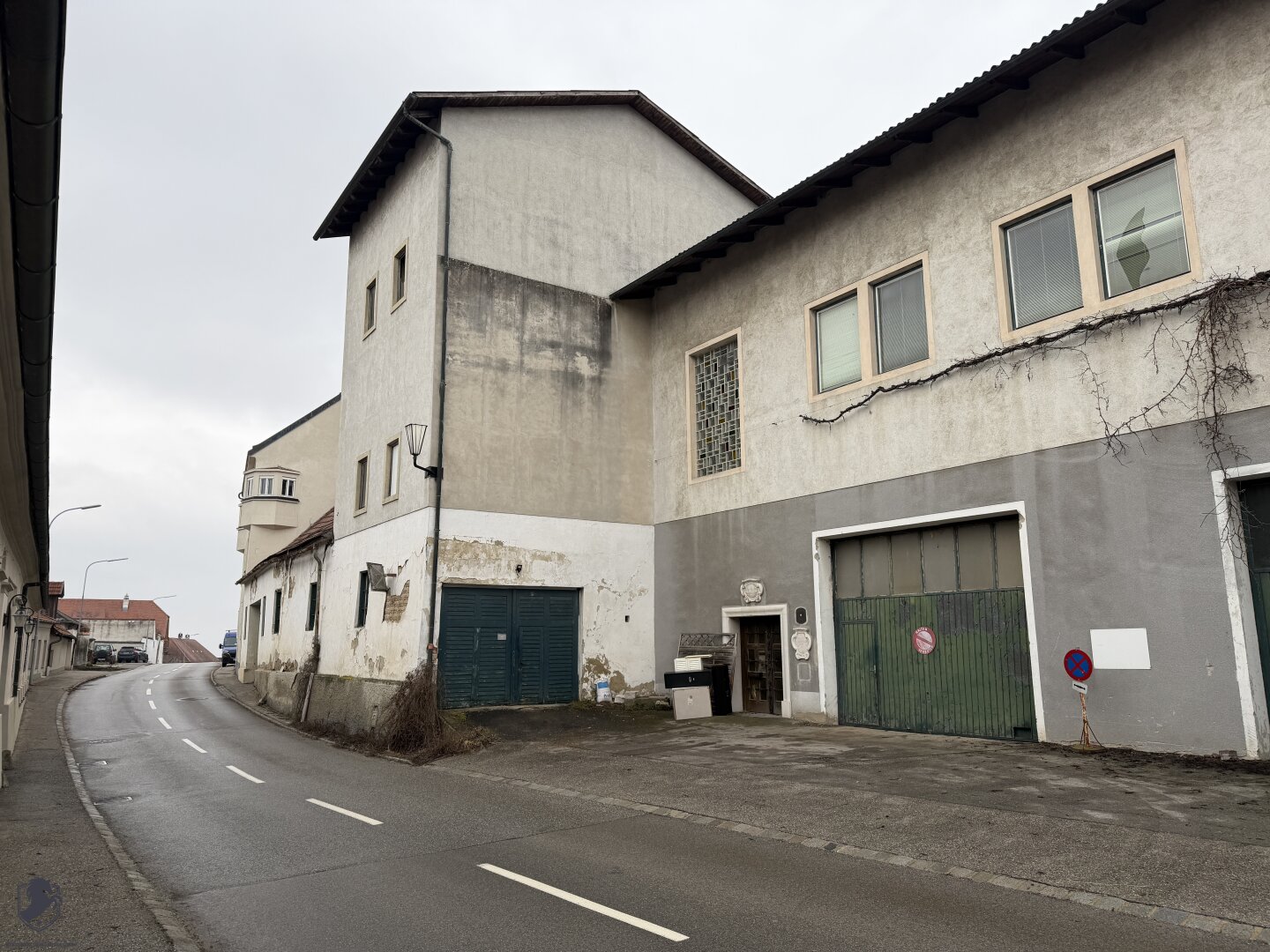 Projektliegenschaft mit Hallen im Erdgeschoss und Büroflächen im Obergeschoss