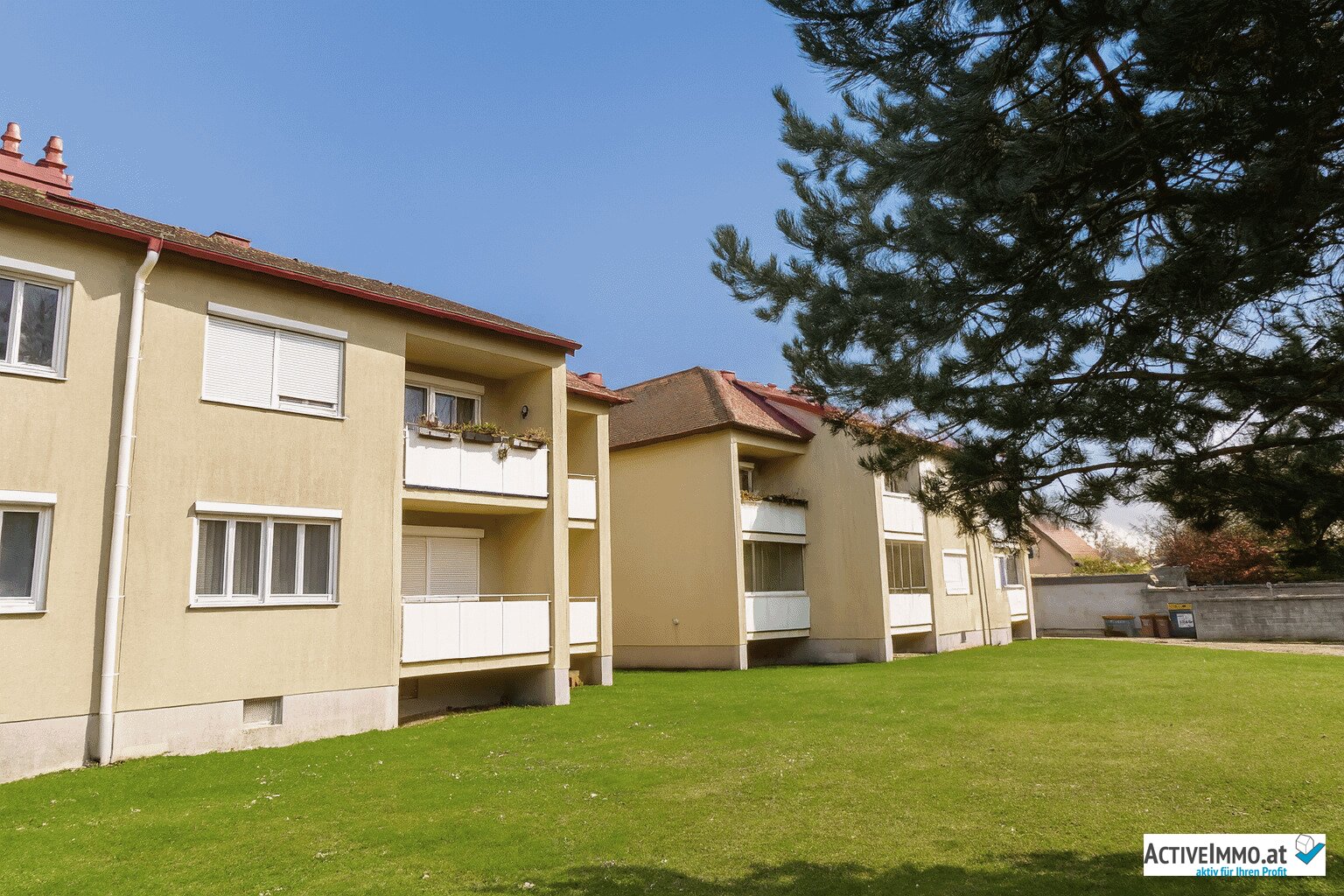 Freundliche 3-Zimmerwohnung mit Loggia, KFZ-Stellplatz, großes Kellerabteil und Grünblick
