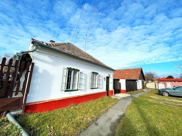 Einzigartige Gelegenheit - Wunderschönes, stilvoll renoviertes Bauernhaus von 1914 – Ihr neues Zuhause mit Wohlfühlgarantie in Györsövenhyaz, dem Paradies für Kinder mit der Waldorfschule sowie Pferdeliebhaber und Reitbegeisterte!