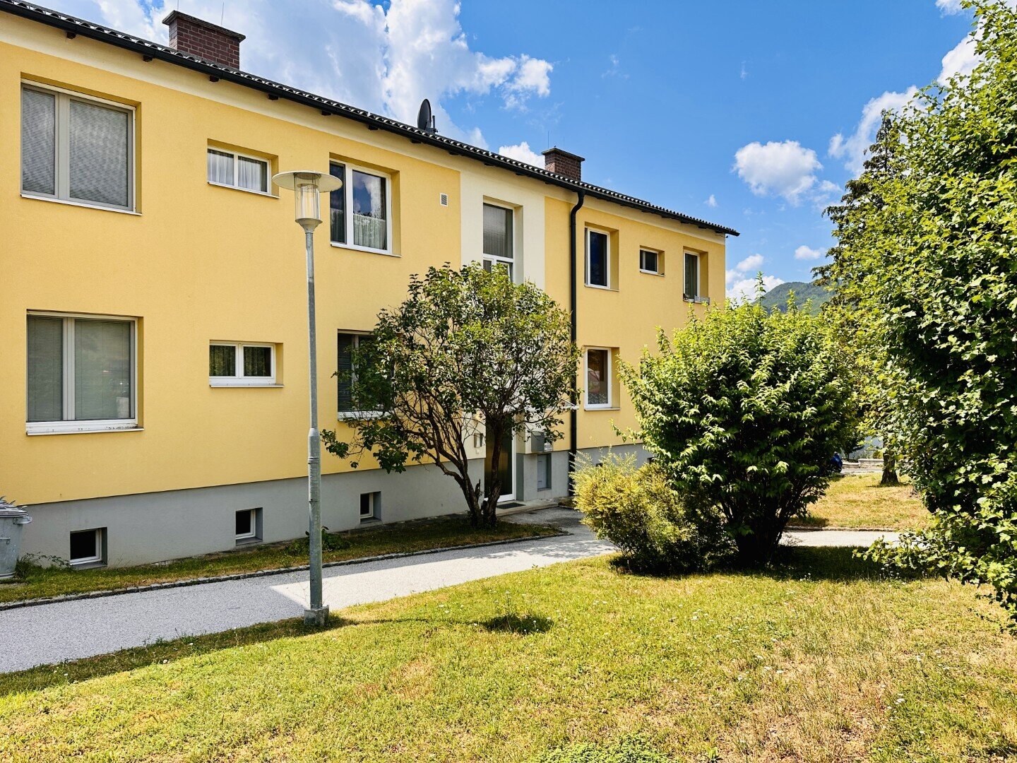 Helle Eigentumswohnung mit Balkon & Schneebergblick | Garage für 2 Fahrzeuge