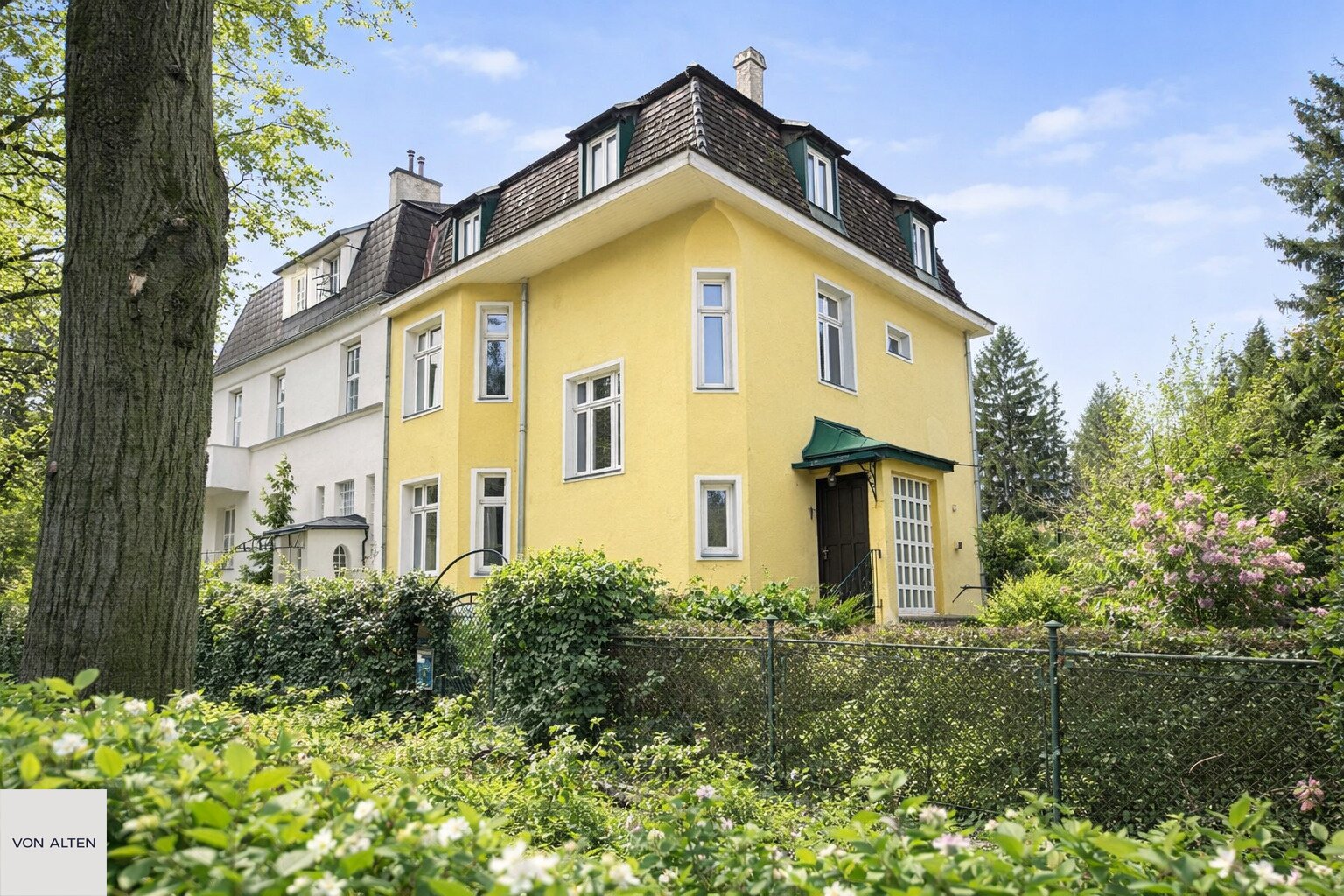 Repräsentative Doppelhaushälfte mit Garten und idealer Anbindung