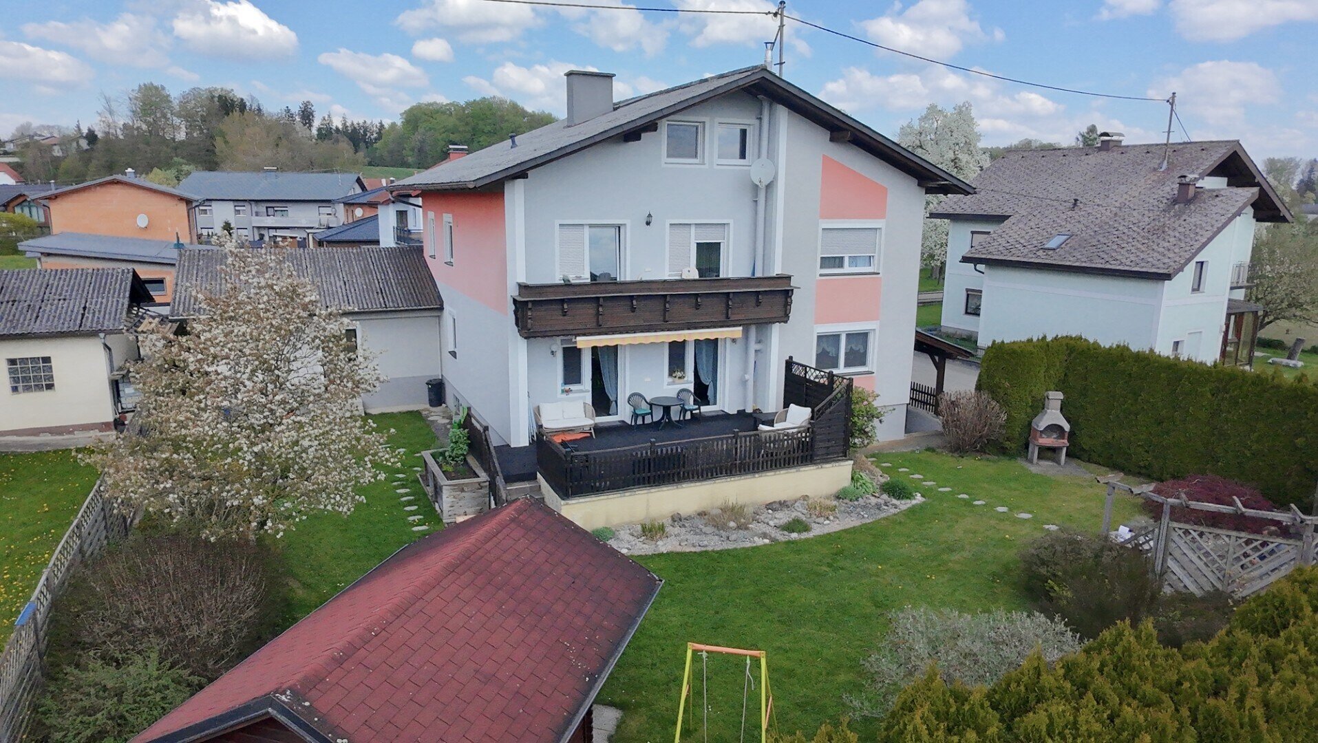 Großzügiges Zweifamilienhaus – 9 Zimmer, Terrasse, Garten, Doppelgarage und 5 Stellplätze!