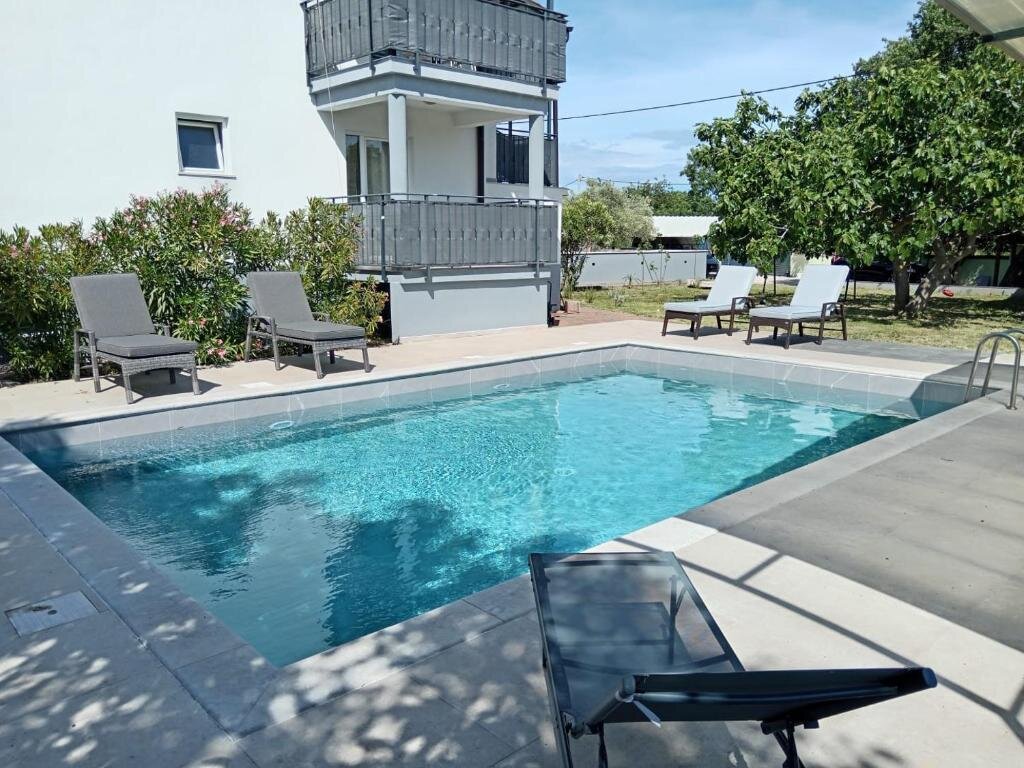 Wunderschöner-Mediterraner Wohnraum in Pula : Moderne 3 Zimmer - Wohnung- mit Privat- Pool , Garten& Grillecke