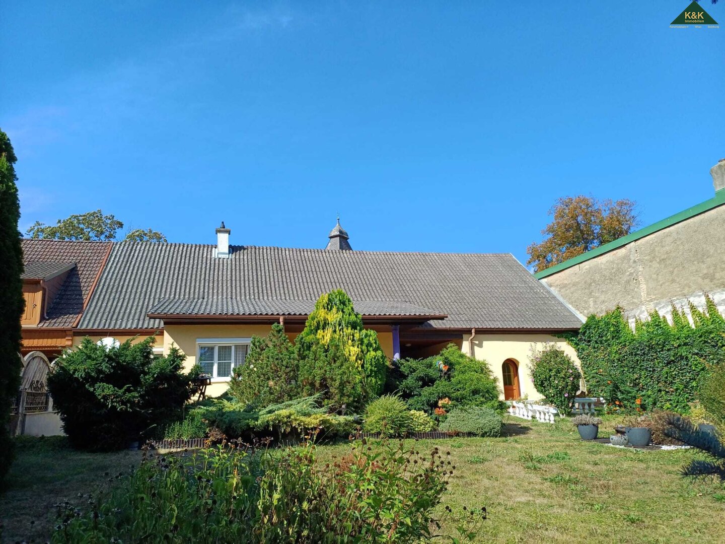 WOHNHAUS MIT GROSSEM BAUGRUND SOWIE FLÄCHENERWEITERUNGSMÖGLICHKEIT (600 m²) - RESERVIERT