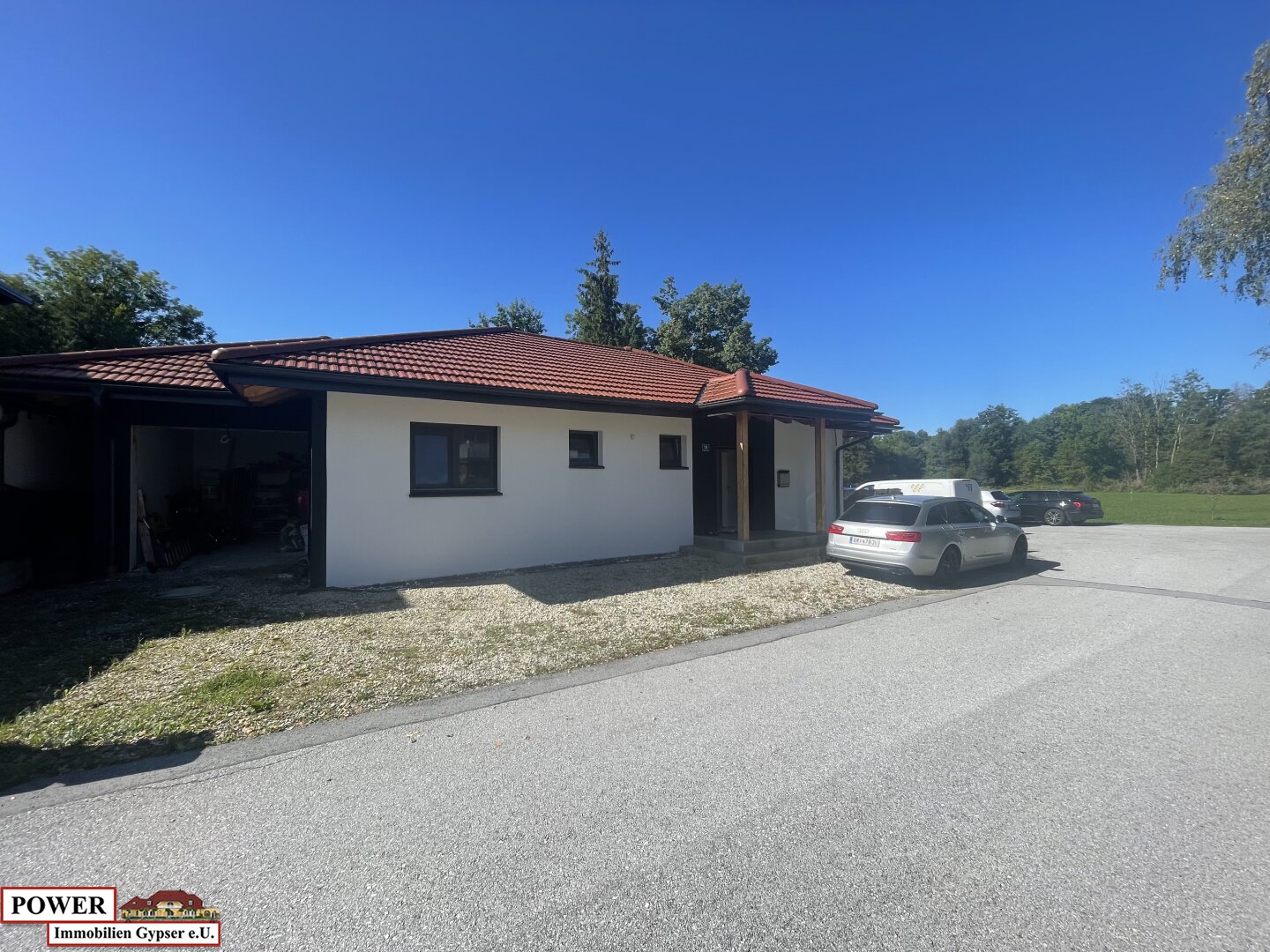 Neuwertiger Bungalow in unschlagbarer Lage, zentral, umgeben von Grünland in Bachnähe!