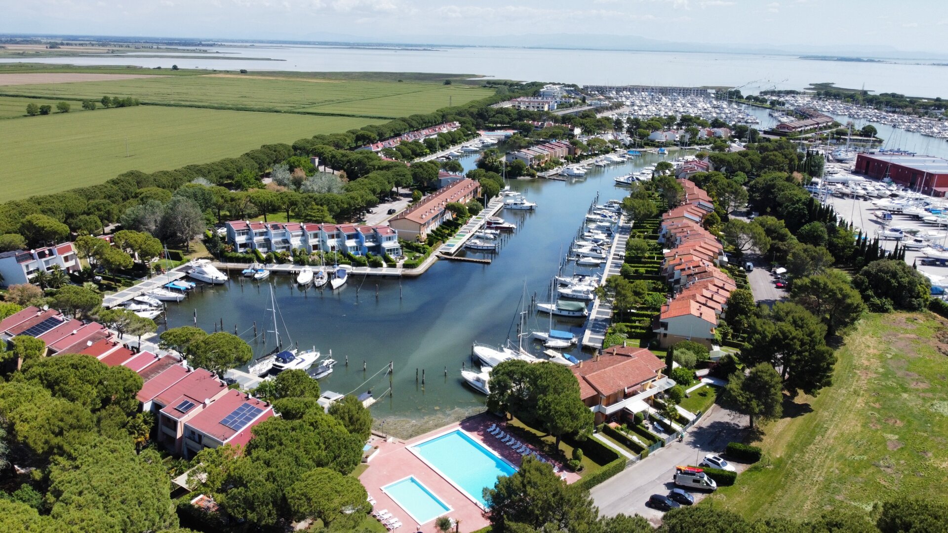 Exklusives Reihenhaus mit direktem Bootsanleger und idyllischem Garten in Lagunenlage