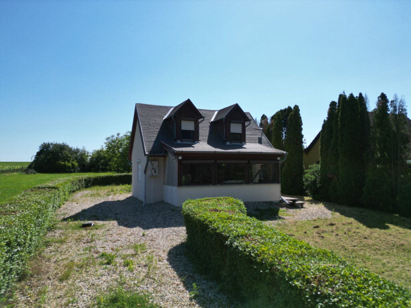 ++ Zum Verkauf gelangt ein Ferienhaus in Ruhelage, direkt am Bene-hegyi-See in Csepreg! ++