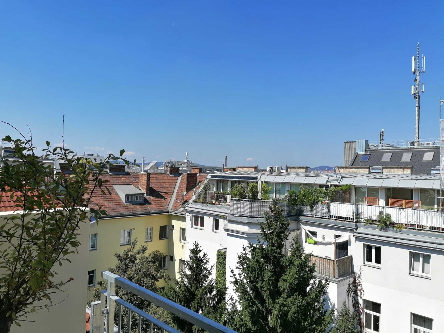 Anlegen oder selbst wohnen mitten in der Stadt! Dachgeschosswohnung mit 2 Terrassen im Trend-Bezirk Margareten in ruhiger Lage