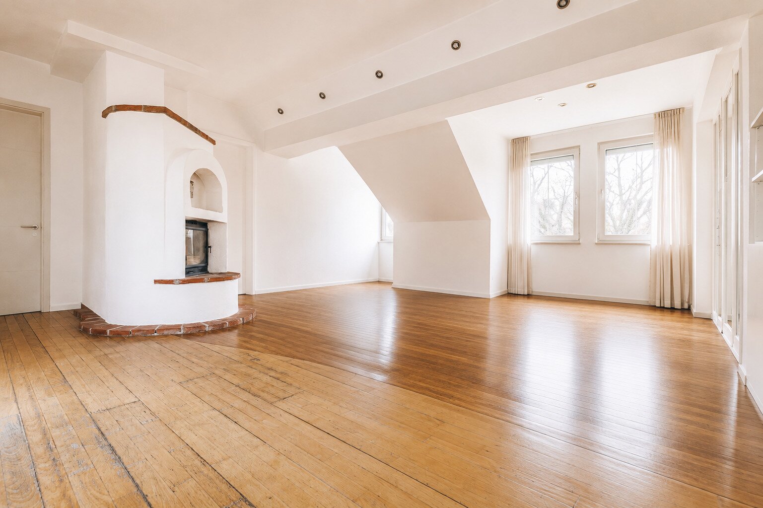 3-Zimmer-DG-Wohnung mit Fernblick, Terrasse, Kamin und Solaranlage in idyllischer Weinregion