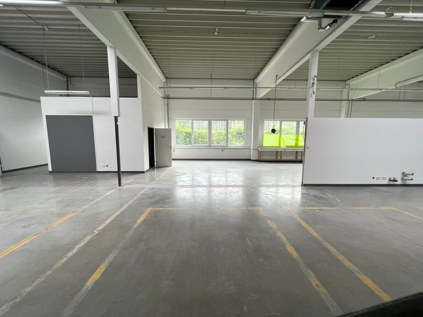Schnäppchen! Hallen (5.500m²) und Büro für Eigennutzer 2 Minuten entfernt von der A2 in Weikersdorf/Wr. Neustadt