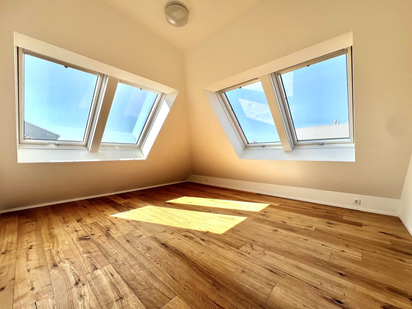 Kandlgasse7Neubaugürtel Dachgeschosswohnung vis a vis U-Bahnlinie Burggasse-Stadthalle!