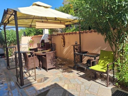 Traumwohnung nur 100 Meter vom Meer – 2 Schlafzimmer, Garten  in Medulin