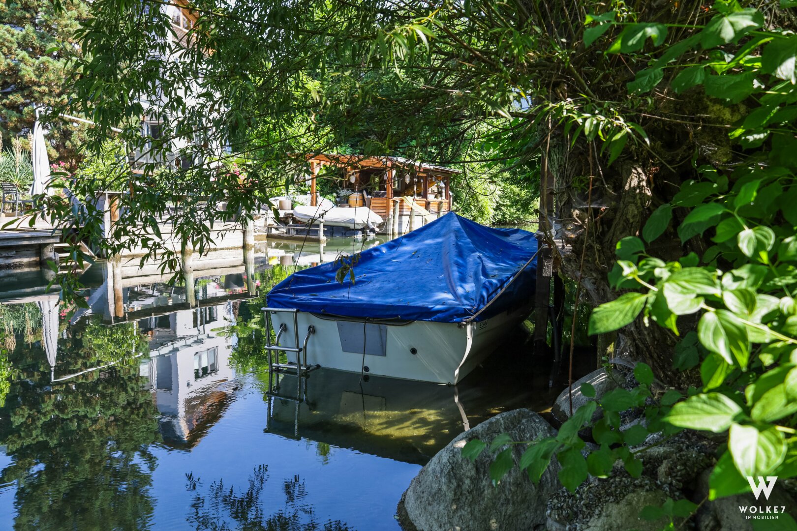 Toller Baugrund mit Bootsanlegestelle und Ferienhäuschen am Ausgang des Ossiachersees