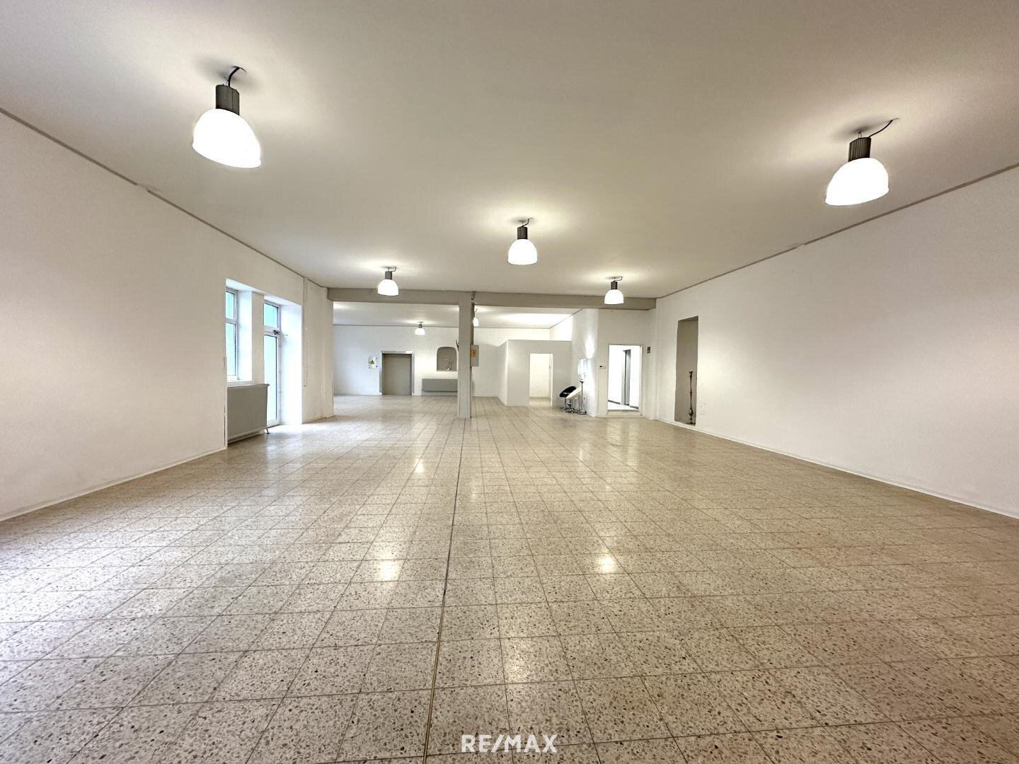 ***Gewerbefläche mit 240m² Ehemaliger Einkaufsmarkt , sofort verfügbar - Top 1***
