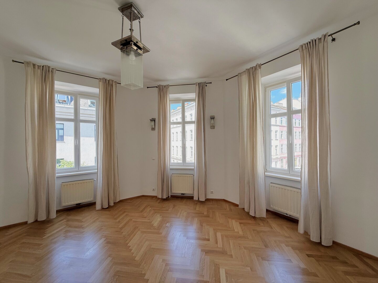 1180 Wien - Helle 2-Zimmer Altbauwohnung mit Fischgrätparkett & Glasoberlichte in zentraler Lage