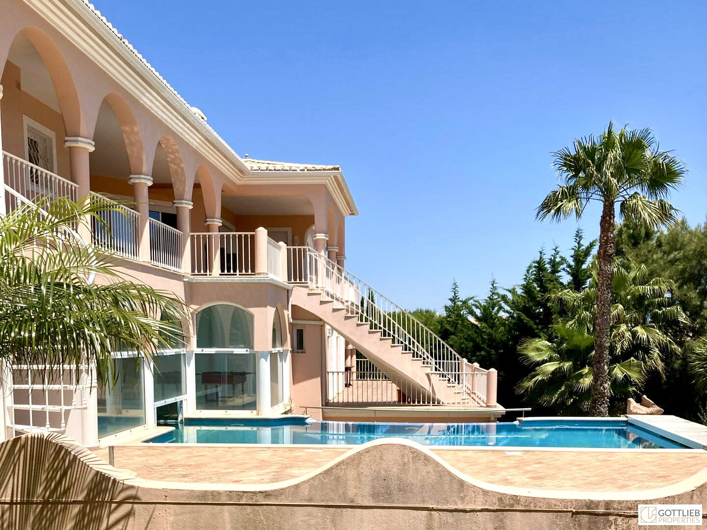 Uneinsehbare Villa mit Terrassen und großem Garten, Swimmingpool und Meerblick