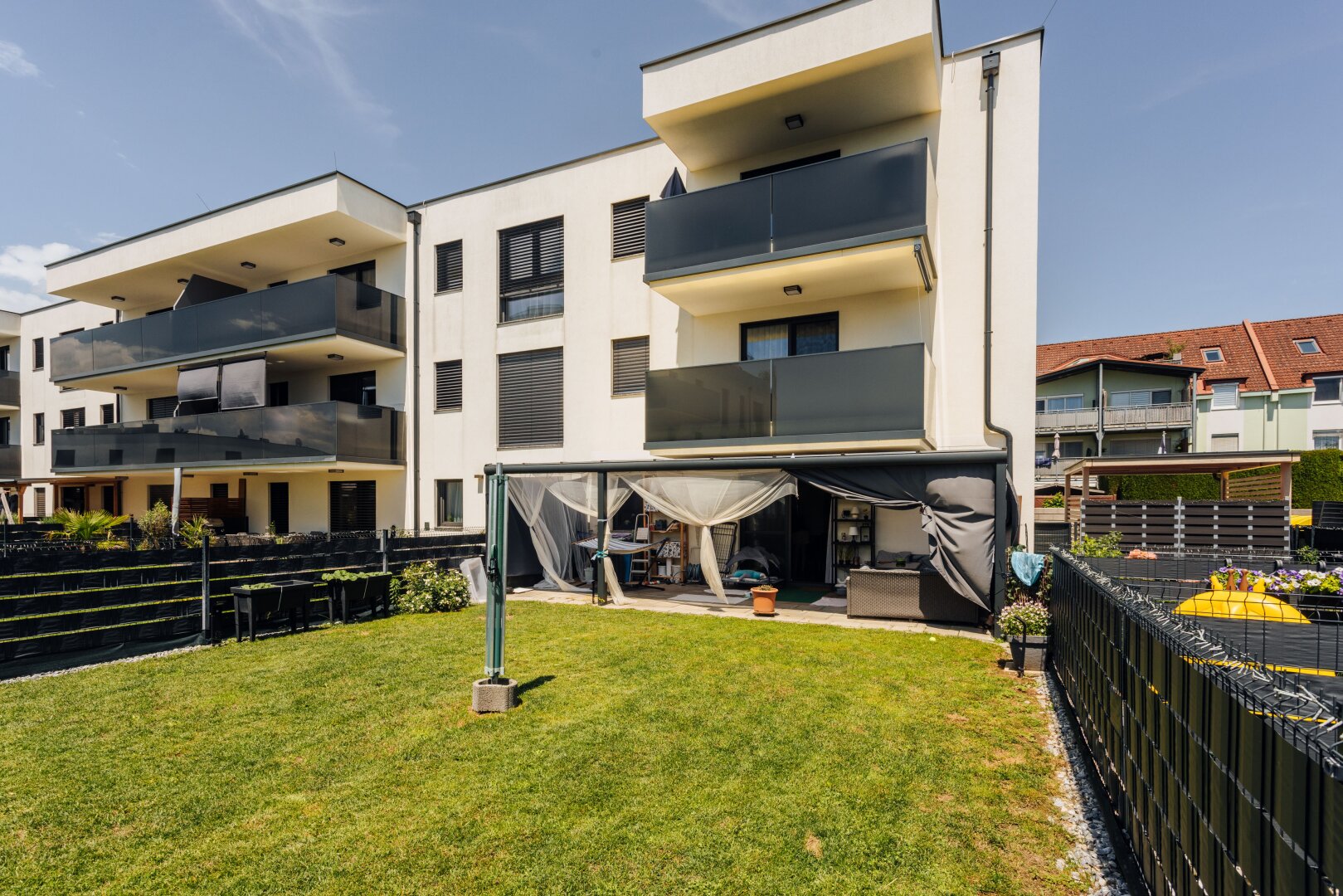 Stilvolle Gartenwohnung mit großer Terrasse, 35m² Hobbyraum und Tiefgaragenparkplatz!