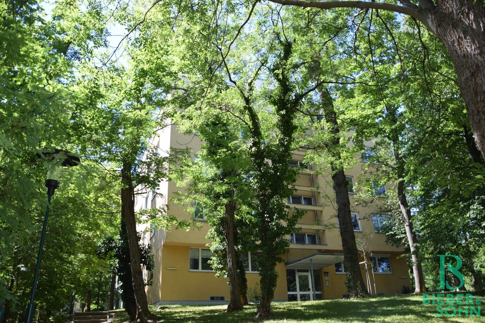 Sonnige 2-Zimmerwohnung in Parkanlage inkl. Privatparkplatz- Ruhelage