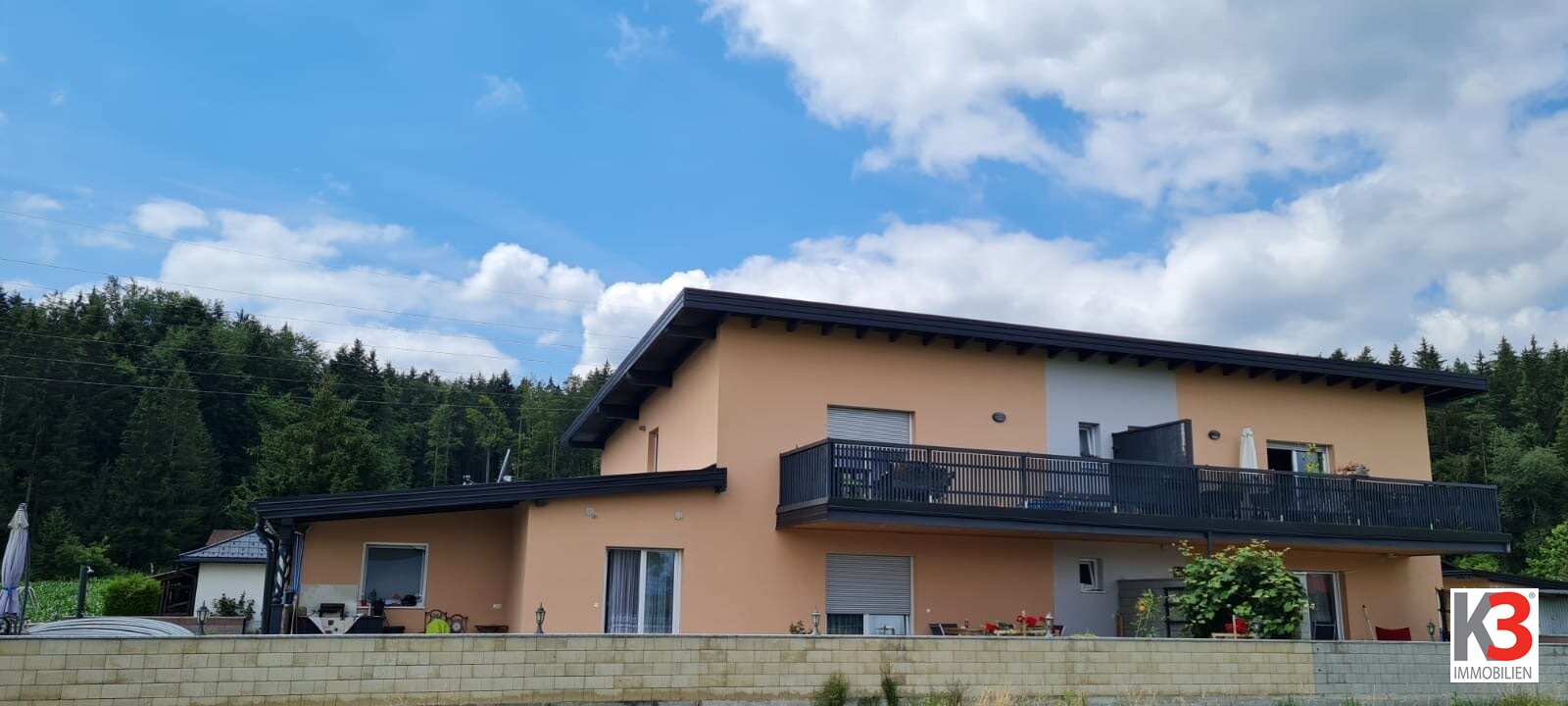 K3 präsentiert 3-Zimmerwohnung mit großer Sonnenterrasse und zwei Parkplätzen in absoluter Ruhelage