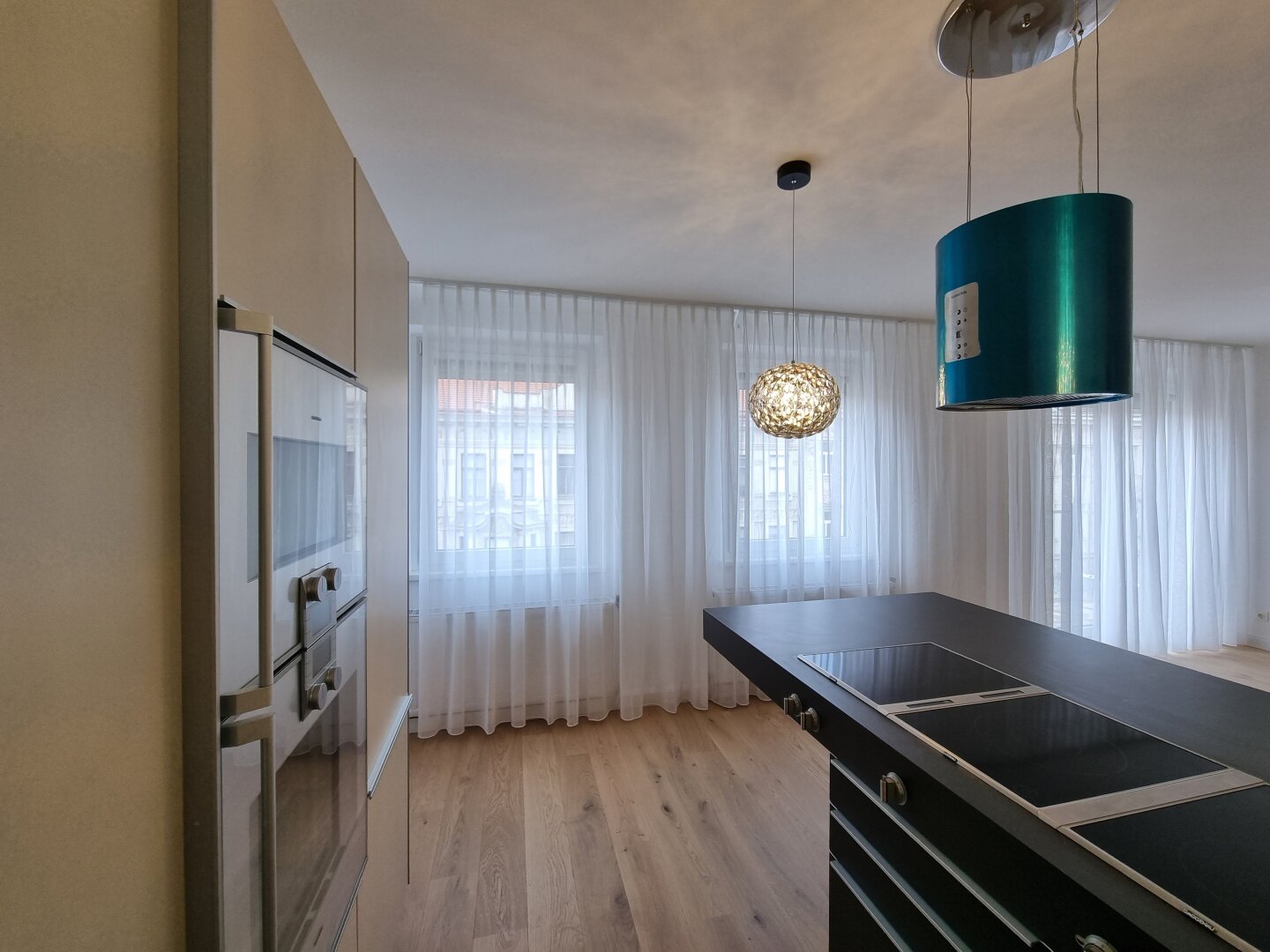 Neuwertige 4 Zimmer Wohnung - 102 m2, Balkon, Luxus-Küche