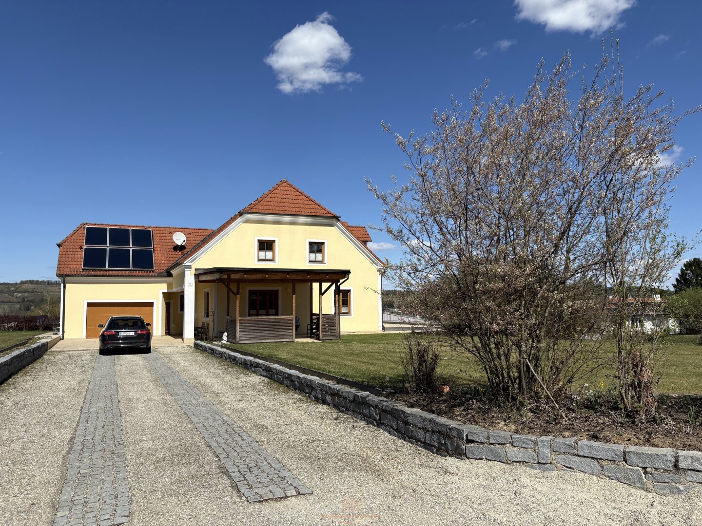 Preisgekröntes Traditionsweingut im Kamptal: 8,5 ha Spitzenlagen, moderner Edelstahlkeller, repräsentatives Wohnhaus & Verkostungsraum - seit 1776 in Familienbesitz