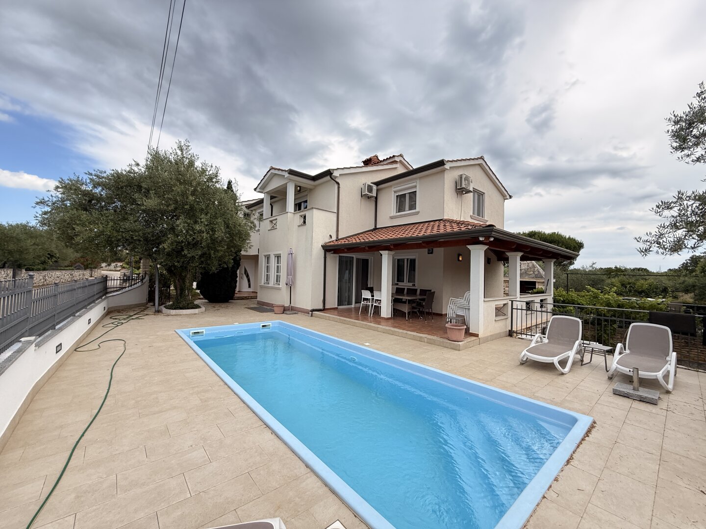 Großzügiges Apartmenthaus in Poreč mit Garten, Solar, 11 Zimmern & 3 Terrassen!