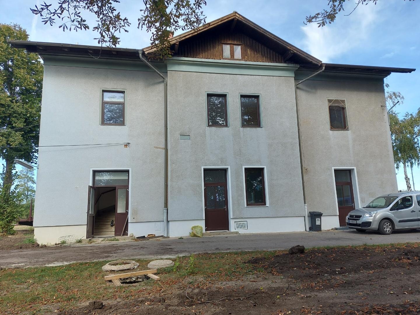 Ehemaliges Bahnhofsgebäude auf 10200m² auch Waldanteil,  teilunterkellertes Haus 10 Zimmer. Viele Verwendungsmöglichkeiten.