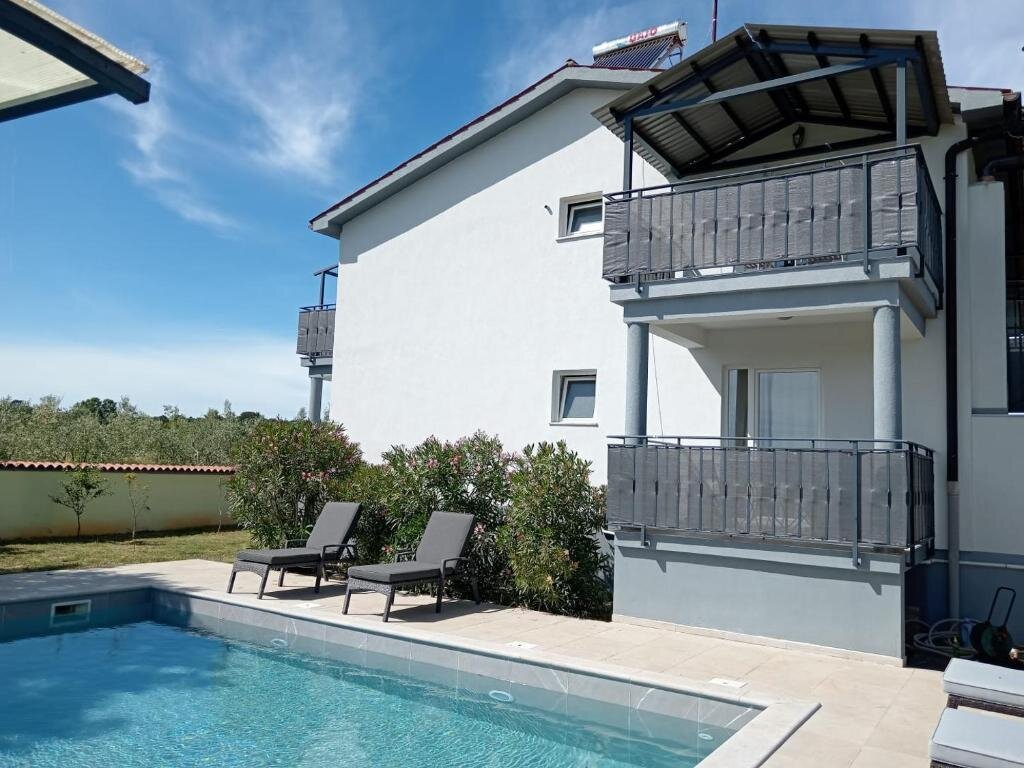 Rendite-Zinshaus in Pula, 19 Zimmer, Pool, Garten, 8 Terrassen – Erstbezug!