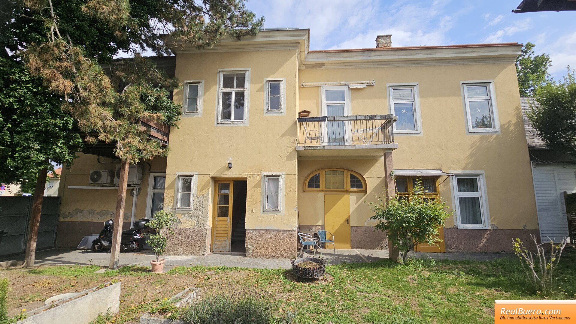 MEHRPARTEIENHAUS IN DER SÜSSENBRUNNER HAUPTSTRASSE NÄHE BADETEICH