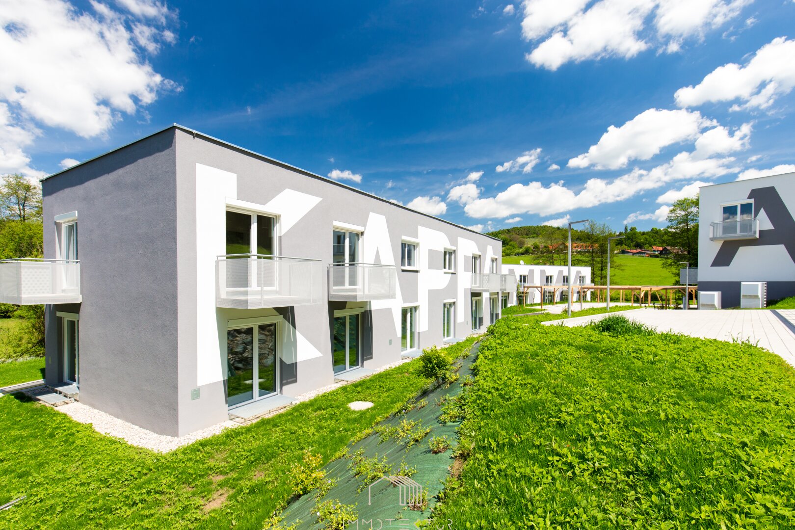 WOHNEN AM WALDRAND : Moderne 4-Zimmer-Wohnung mit Extraküche, mehreren Balkonen und Parkplatz