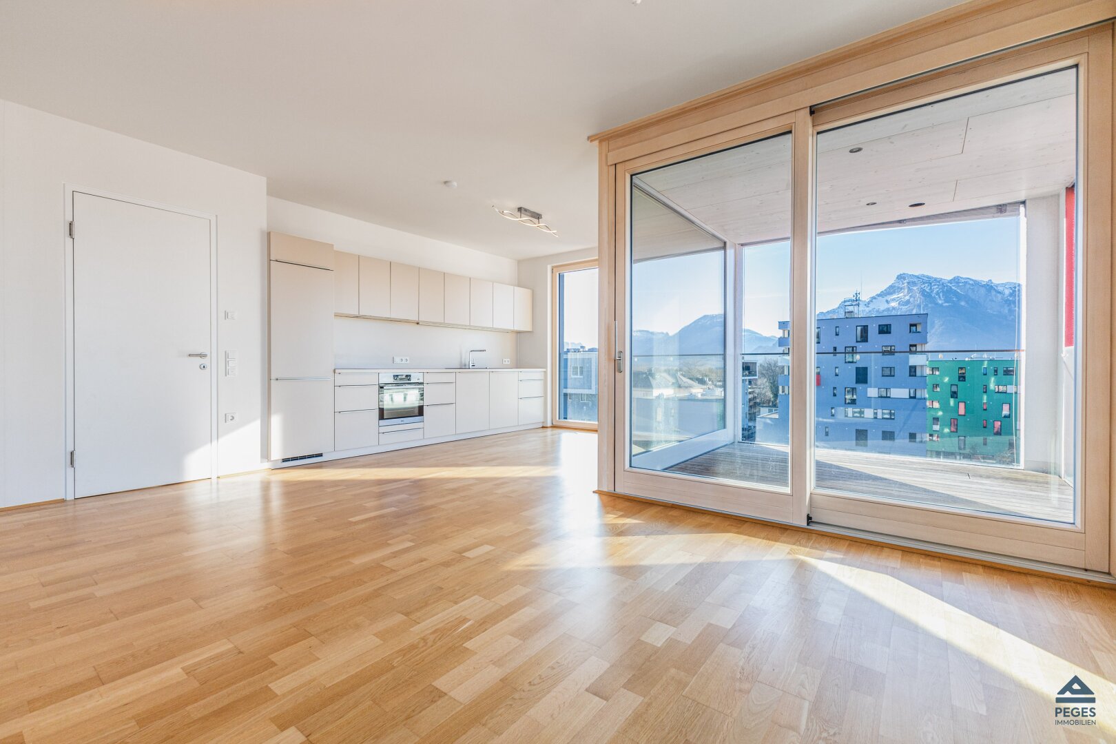 ÜBER DEN DÄCHERN DER RIEDENBURG: Moderne 3-Zimmer-Wohnung mit Terrasse