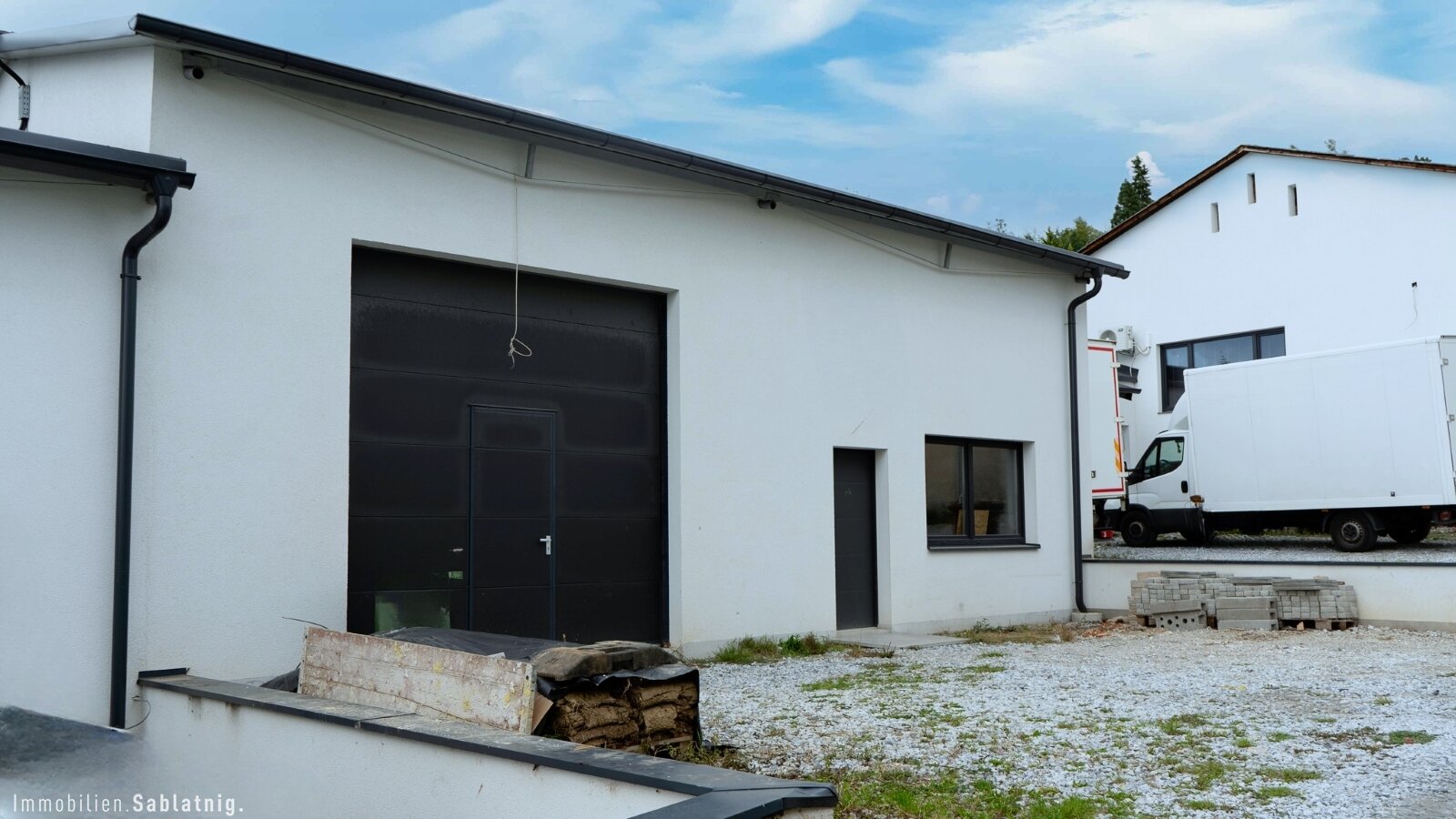 Optimal angebundene Lagerhalle mit Büro und Freifläche in St. Peter! Ideal für vielseitige Klein- und Handwerksbetriebe!