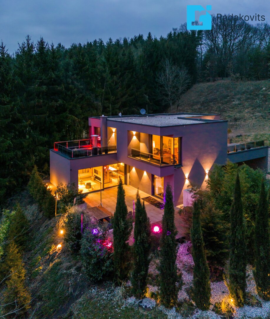 Stilvoll Wohnen. Moderne, luxuriöse Villa in idyllischer Traumlage mit Weitblick