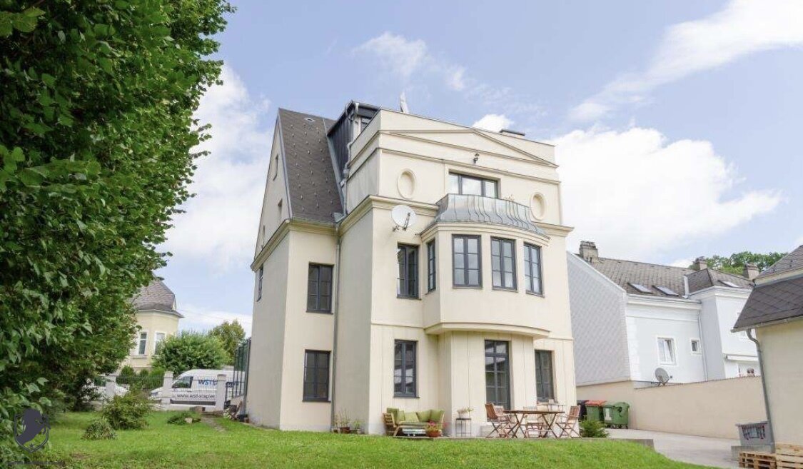 Außergewöhnliche Villa mit drei Wohneinheiten, Gewerbeeinheit & teilbarem Grundstück