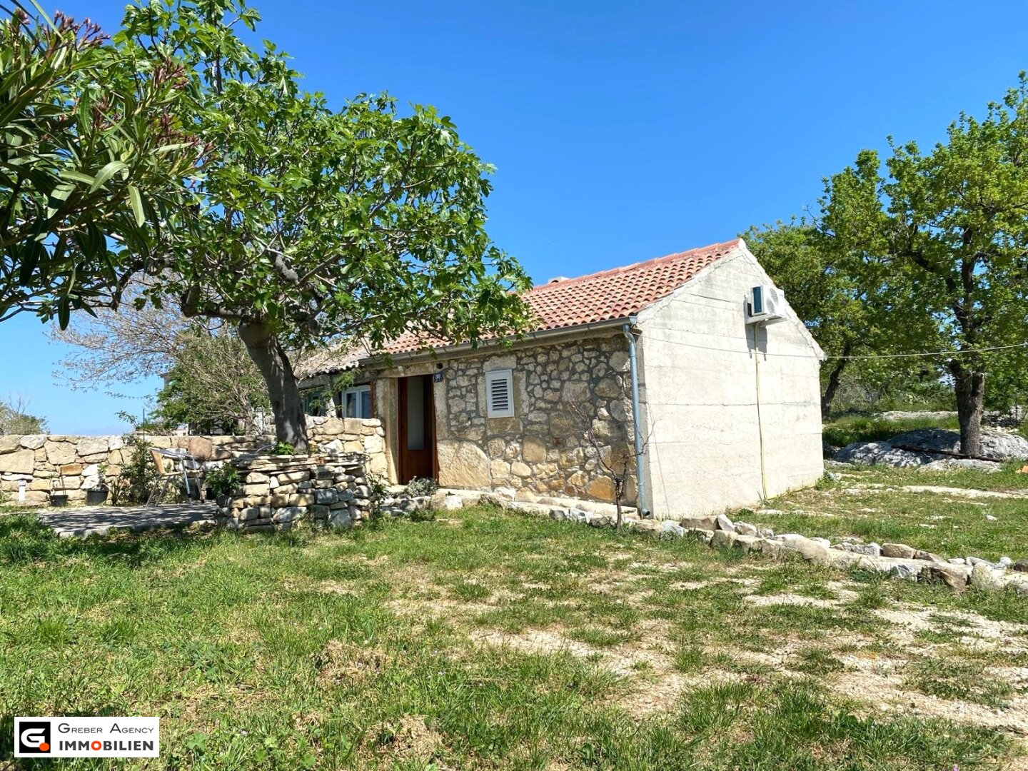 Kroatische Idylle: Charmantes 1-Zimmer-Stein-Haus in Ražanac, vollrenoviert mit Garten und Stellplatz