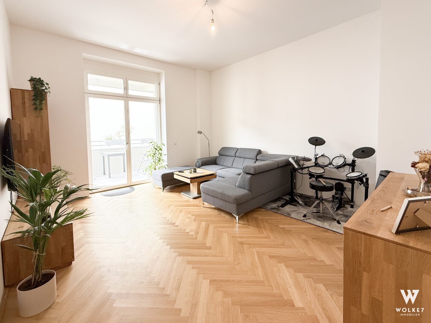 Klassischer Altbau trifft modernen Luxus – Helle kernsanierte 2-Zimmer-Wohnung mit Balkon & Tiefgarage in bester Lage von Margareten