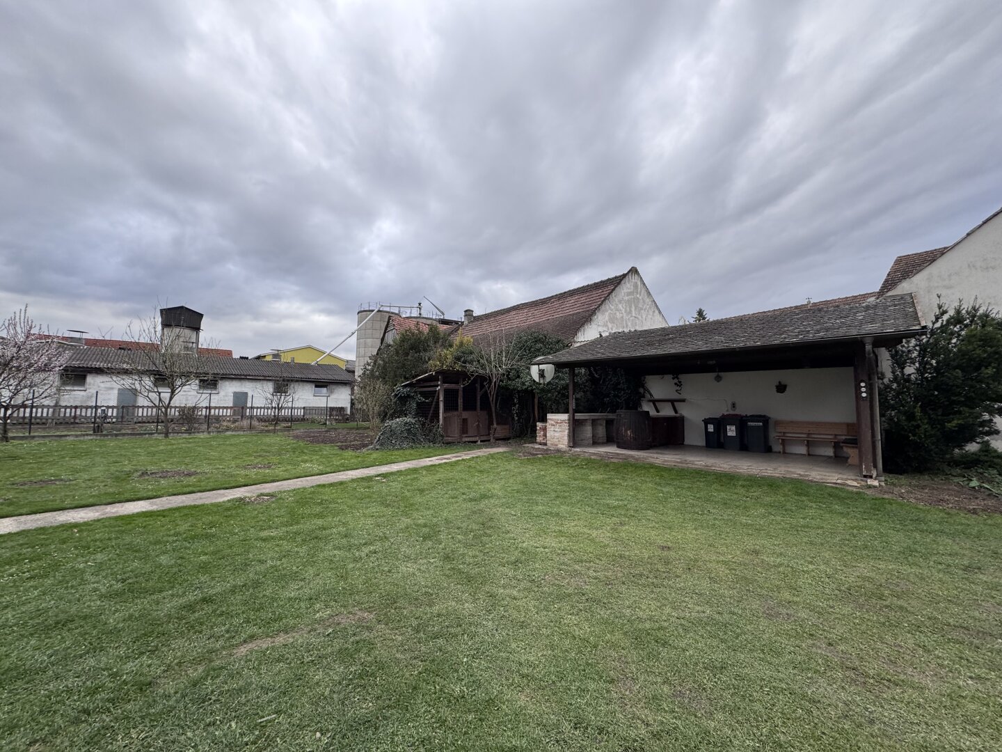 Großes Einfamilienhaus mit Lagerflächen in Rust im Tullnerfeld, Nähe Tullnerfelder Bahnhof