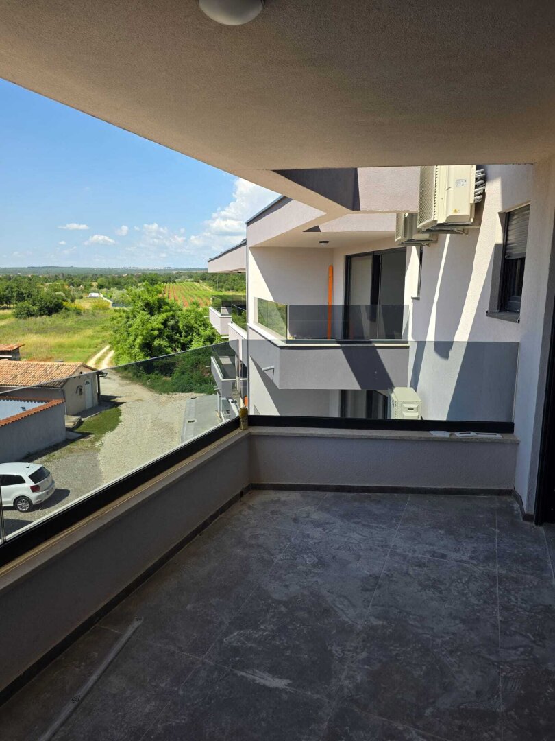 Exklusive 4-Zimmer-Maisonettewohnung in Pula – Veli Vrh mit großem Balkon und Parkplatz
