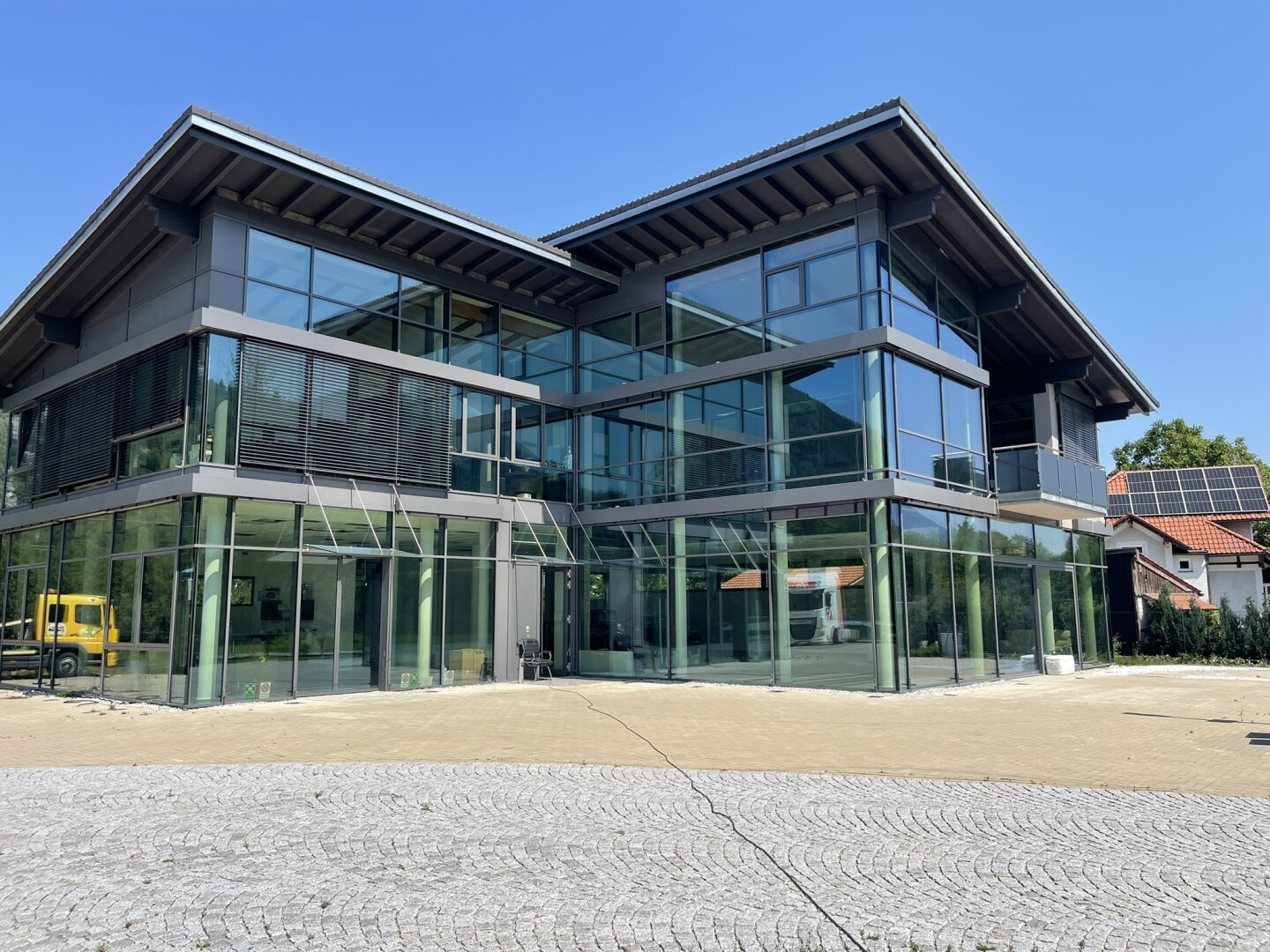 Repräsentatives Autohaus mit Showroom, Büro- & Wohnflächen in Bestlage Bad Reichenhall